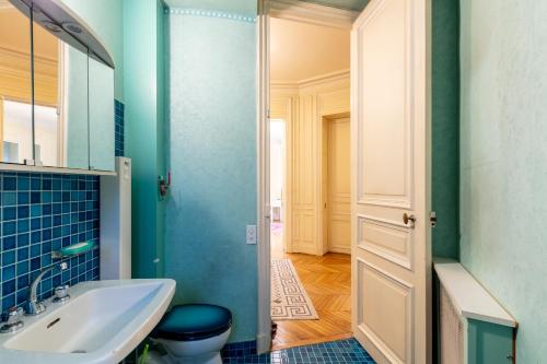 a bathroom with a toilet and a sink at Avenue Niel - Appart spacieux in Paris