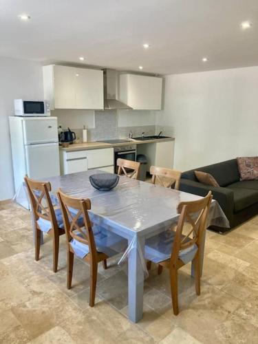 une cuisine avec une table et des chaises dans une pièce dans l'établissement Villa Inès, à Langres