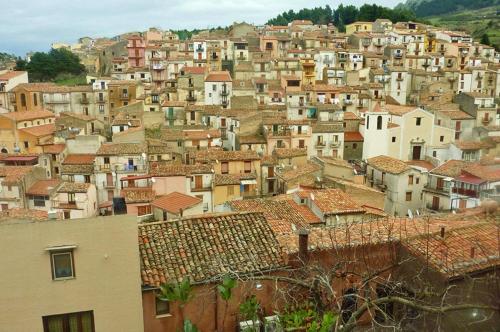a large group of buildings in a city at WUNDERGARTEN Dimora dei Frati in Gratteri
