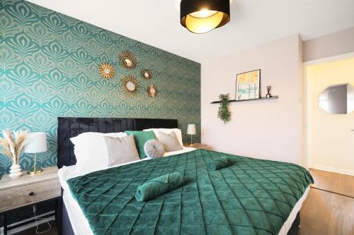 BuckinghamshireにあるStylish 2BR Aylesbury Home, Sleeps 4, Parking, Work, Leisure, Friendlyのベッドルーム1室(ベッド1台、緑の掛け布団付)