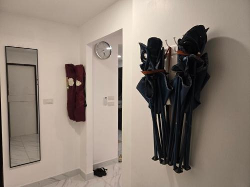 un grupo de sombrillas colgando en una pared junto a un espejo en 2 beds front beach, en Jomtien Beach