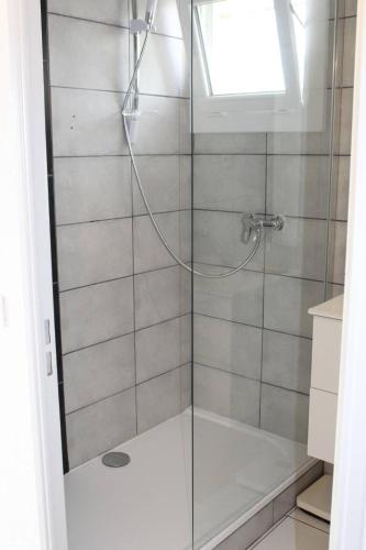 une douche avec une porte vitrée dans une salle de bain dans l'établissement Superbe appartement climatisé vue port et mer - 4YACHT37, à Saint Cyprien Plage