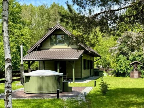 a small green house with a gazebo in the yard at Zielony Jawornik in Jawornik Stary
