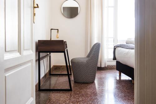 a bedroom with a desk and a chair and a bed at Appartements Balima Harcourt DeLuxe in Rabat
