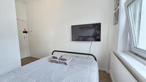 Postel nebo postele na pokoji v ubytování Newly renovated Studios & Ensuite Rooms! - Camberwell