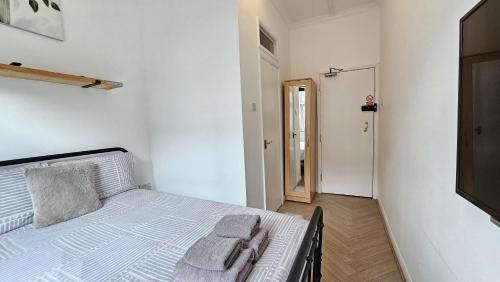 Postel nebo postele na pokoji v ubytování Newly renovated Studios & Ensuite Rooms! - Camberwell