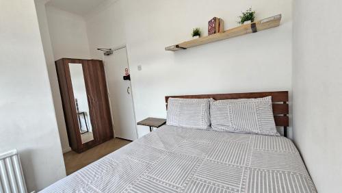 Postel nebo postele na pokoji v ubytování Newly renovated Studios & Ensuite Rooms! - Camberwell