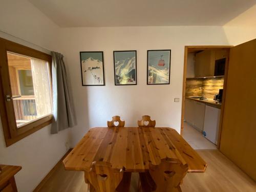 Cette chambre comprend une table en bois et une cuisine. dans l'établissement Appartement 2 pièces pour 4 personnes à Méribel, central et proche pistes - FR-1-411-739, à Les Allues