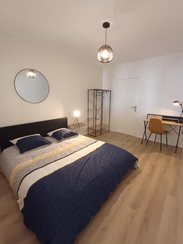 une chambre avec un grand lit et un bureau dans l'établissement T3 du canal, 2chs, 2 sdb, 3 lits, à Agen