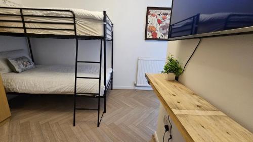 Postel nebo postele na pokoji v ubytování Newly renovated Studios & Ensuite Rooms! - Camberwell