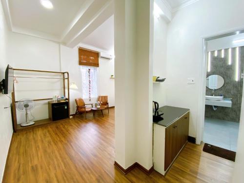 ein Zimmer mit Spiegel und Ankleidezimmer in der Unterkunft Mô Tê Homestay 2 gần Chợ Đông Ba, Cung Đình Hoàng Thành Huế in Hue