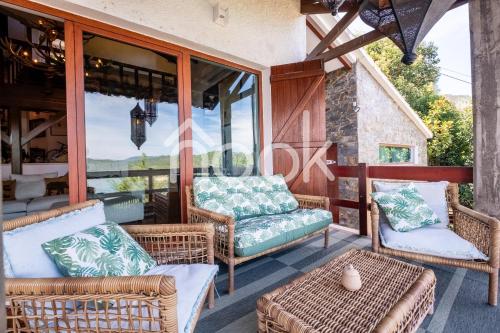 Ruang duduk di The Lake House by NOOK