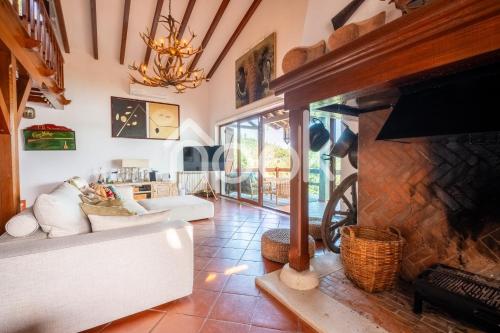 Ruang duduk di The Lake House by NOOK