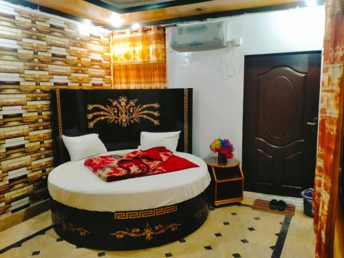 a bedroom with a large bed in a room at New Faizan Hotel in Lahore