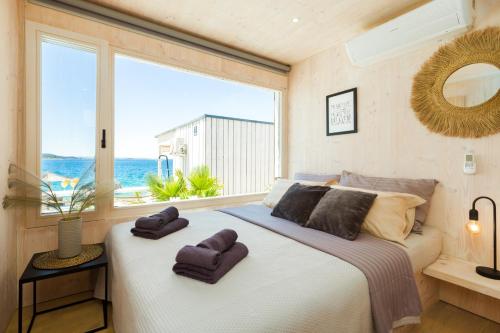 Posteľ alebo postele v izbe v ubytovaní BUQEZ ECO RESORT - Villa 18 - Direkt am Strand