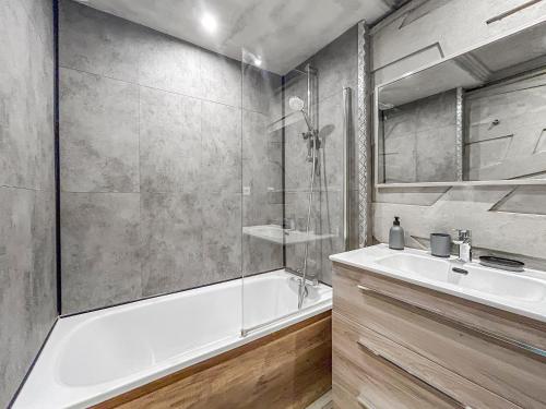 une salle de bain avec une baignoire, un lavabo et une douche dans l'établissement Grand Salon Cosy, proche centre Dijon & garage 2p, à Dijon