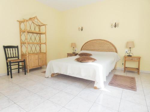 une chambre avec un lit sur lequel est allongé un chat dans l'établissement Les cannas, à Quartier-Neuf