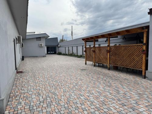 PʼarakʼarLux Plaza的砖砌的庭院,设有长椅和建筑