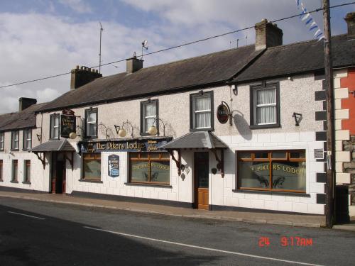 a white building on the side of a street at The Pikers Lodge in Lough Gowna