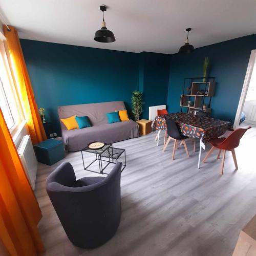 un salon avec un canapé, des chaises et une table dans l'établissement Le Mont de Couppes, à Le Portel