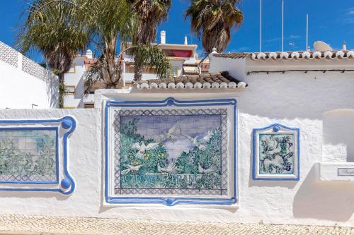 Villa Oasis Hidden Gem Heart of Village Pool Courtyard