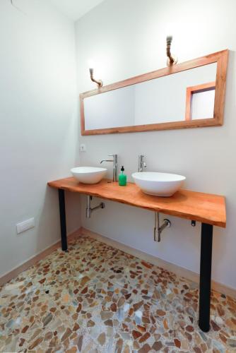 a bathroom with two sinks and a mirror at Casa Rural Teralba 2 in La Calzada de Oropesa