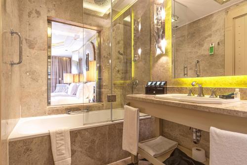Bagno di Wyndham Grand Istanbul Kalamış Marina Hotel
