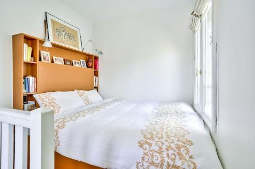 une chambre avec un lit et une étagère dans l'établissement Montmartre, Patio! Sacré-Coeur! Stylish duplex!, à Paris