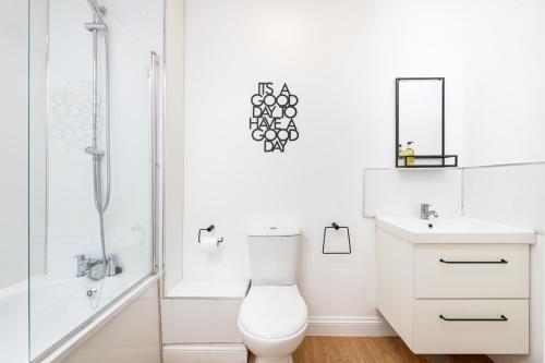 a bathroom with a toilet and a sink and a shower at Large 1 bed Flat-Long Stays-By MatchstickStays in Bristol