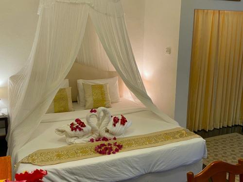 Ένα ή περισσότερα κρεβάτια σε δωμάτιο στο Oasis HONEYMOON Garden Suite