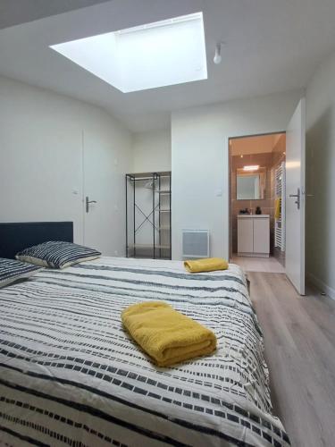 - une chambre avec un grand lit et une couverture jaune dans l'établissement Superbe T5 , 4chs, 8pers, parking privé, wifi, à Agen