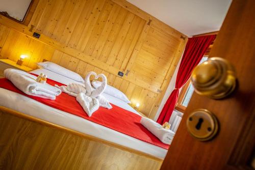 a room with a bed with towels on it at Appartamenti Le Bistrot in Saint Nicolas
