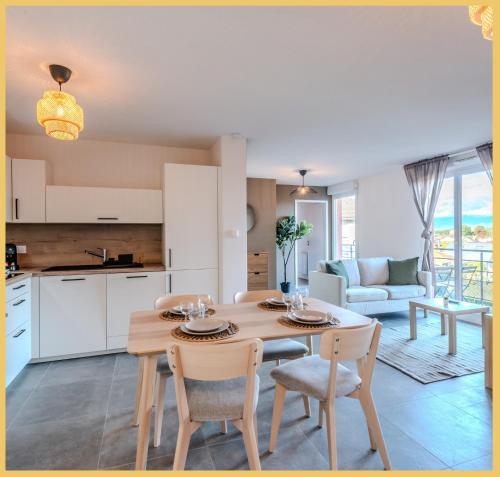 une cuisine et un salon avec une table et des chaises dans l'établissement Chez Matias I T3 I Ville-la-Grand, à Annemasse