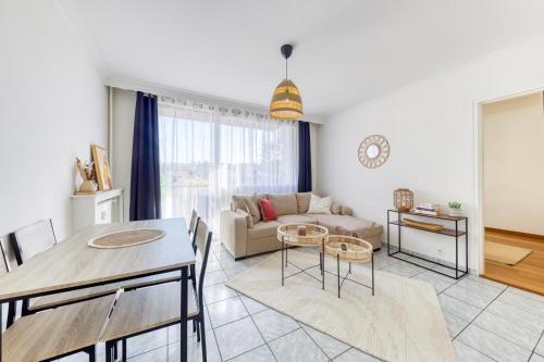 un salon avec un canapé et une table dans l'établissement Joli T2 à 2min du métro Saint-Denis Basilique, à Saint-Denis