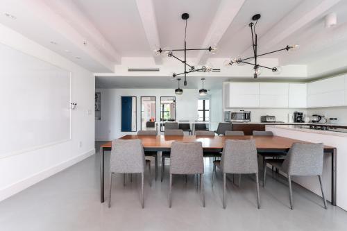 une cuisine et une salle à manger avec une table et des chaises dans l'établissement The Netherland 2A I Ocean Drive I MIAMI BEACH OCEAN RENTAL, à Miami Beach