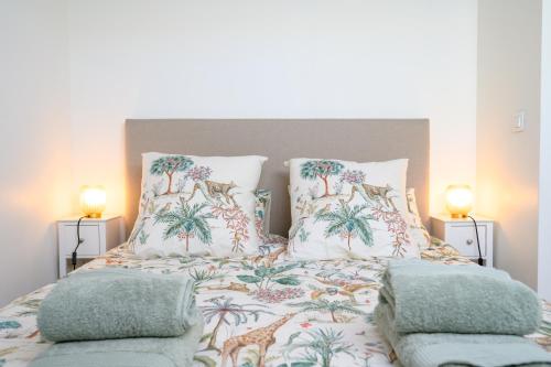 une chambre avec un lit avec deux lampes dessus dans l'établissement Villa Marcel, LE CHARME à 10 min à pied du centre, à La Rochelle