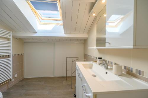 une cuisine avec une lucarne au plafond dans l'établissement Villa Marcel, LE CHARME à 10 min à pied du centre, à La Rochelle