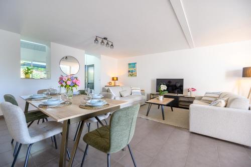 une salle à manger et un salon avec une table et des chaises dans l'établissement Villa Marcel, LE CHARME à 10 min à pied du centre, à La Rochelle