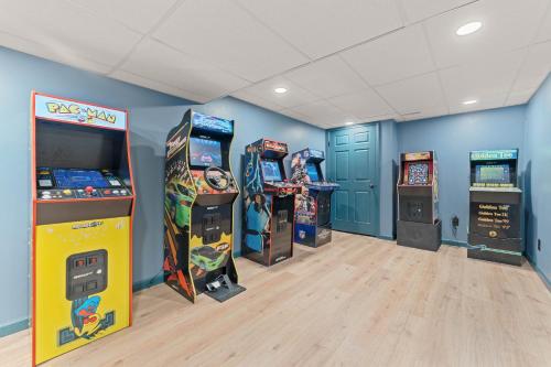 - une rangée de jeux d'arcade dans une salle dans l'établissement Cozy retreat on private estate with Hot Tub, à Lancaster