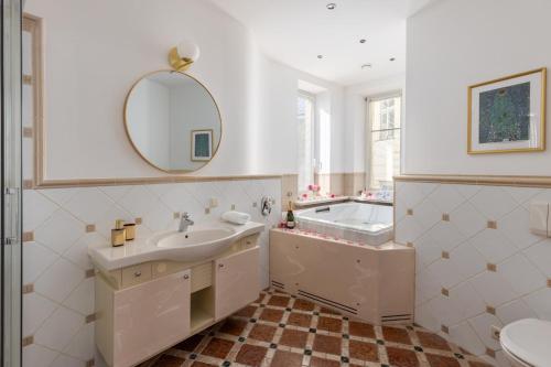 Koupelna v ubytování Art Noveau Riga Old Town Apartments