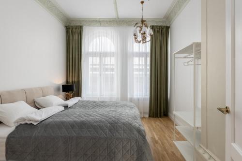 Postel nebo postele na pokoji v ubytování Art Noveau Riga Old Town Apartments