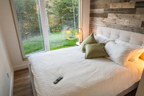 Una cama o camas en una habitación de Maison Ensoleillée Mont-Tremblant