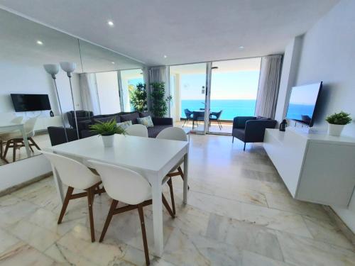 TV a/nebo společenská místnost v ubytování Sunset Ocean View