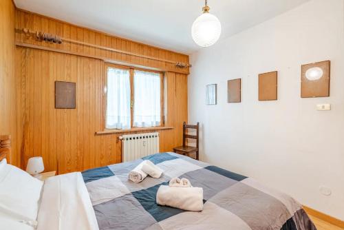 a bedroom with a bed with towels on it at La Casa del Pittore 2 in Bardonecchia