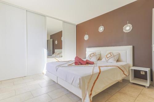 - une chambre dotée d'un lit avec des chaussures rouges dans l'établissement Source de Vie, à Noves