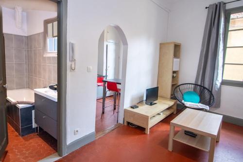 un salon avec une table et un bureau dans l'établissement Magnifique 2p au coeur du vieux Nice, à Nice