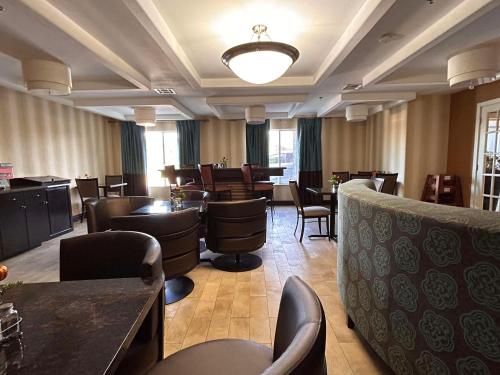 Et opholdsområde på Express Inn Leesville Ft Johnson, SureStay Collection by Best Western