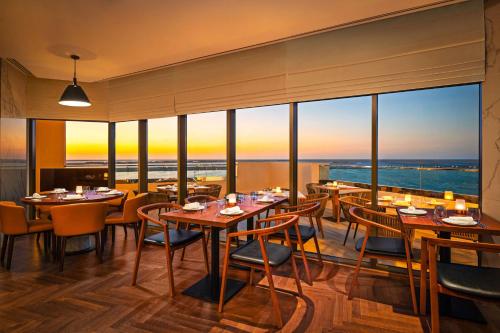 JA The Resort - JA Beach Hotel, Dubai Image