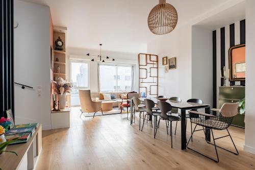 une salle à manger et un salon avec une table et des chaises dans l'établissement Veeve - Eyes Towards the Eiffel, à Boulogne-Billancourt