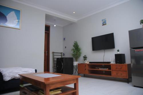 TV a/nebo společenská místnost v ubytování Tinaz Staycation, Kampala